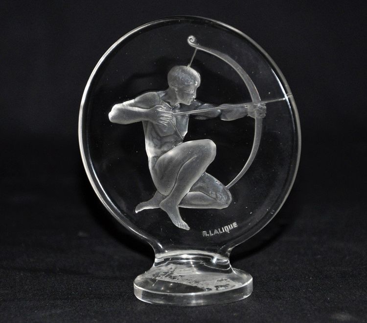 Bouchon De Radiateur En Verre Pressé Moulé Signé René Lalique 20e Siècle