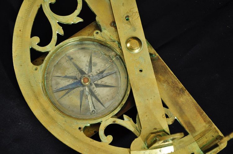 Graphomètre En Laiton Du XVIIIe Siècle Avec Boussole Intégrée