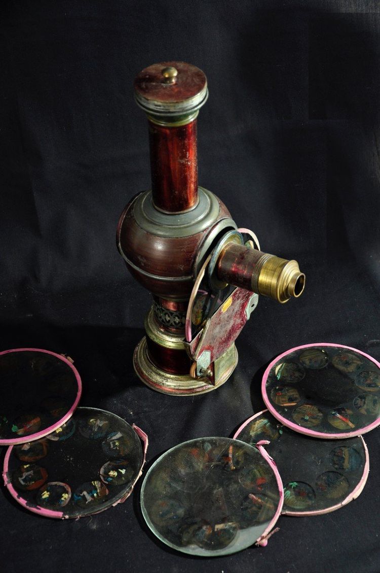 Lanterne Magique Du XIXe Siècle Avec Disques De Projection En Verre