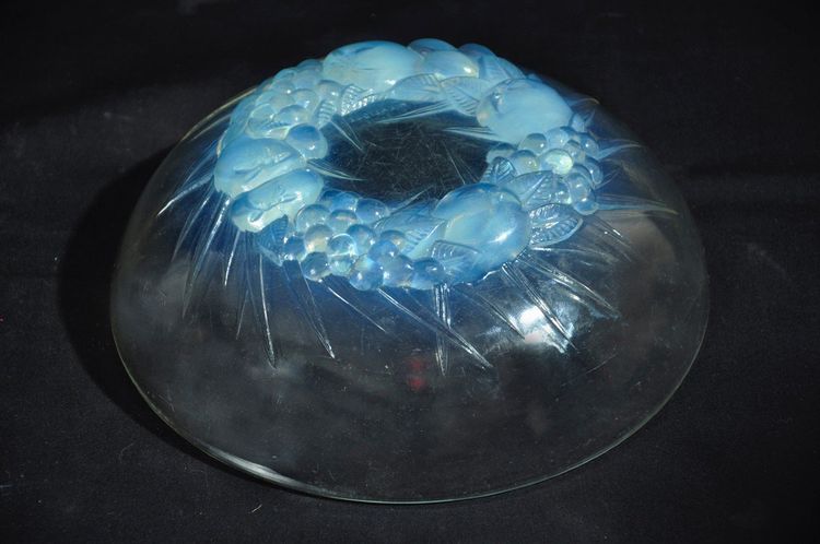 Coupe en verre pressé moulé signée René Lalique, début du XXe siècle