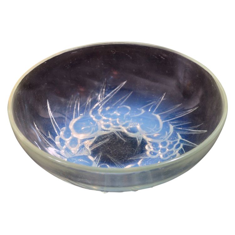 Coupe en verre pressé moulé signée René Lalique, début du XXe siècle
