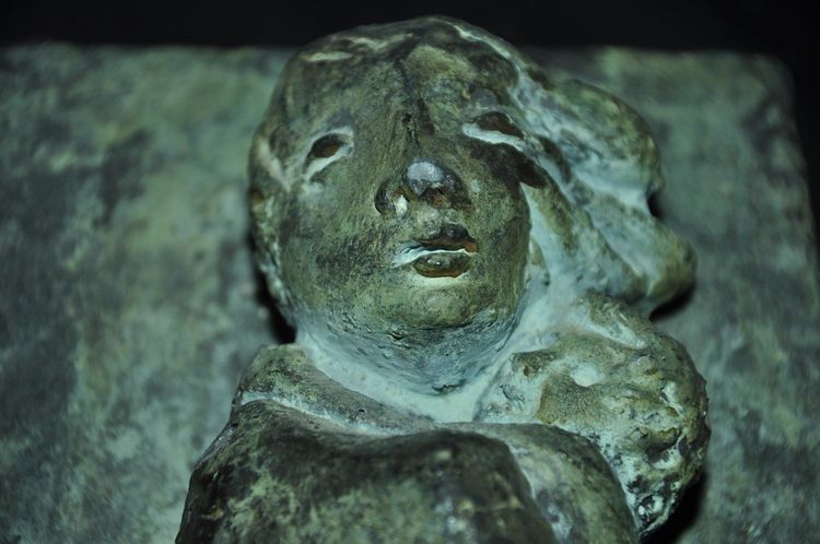 Terrakotta-Skulptur mit Igné-Signatur als Hommage an die Widerstandskämpferinnen, 20.