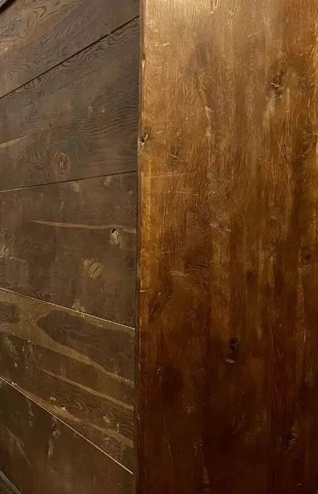 armoire rustique dans le style du 18eme siècle en bois massif