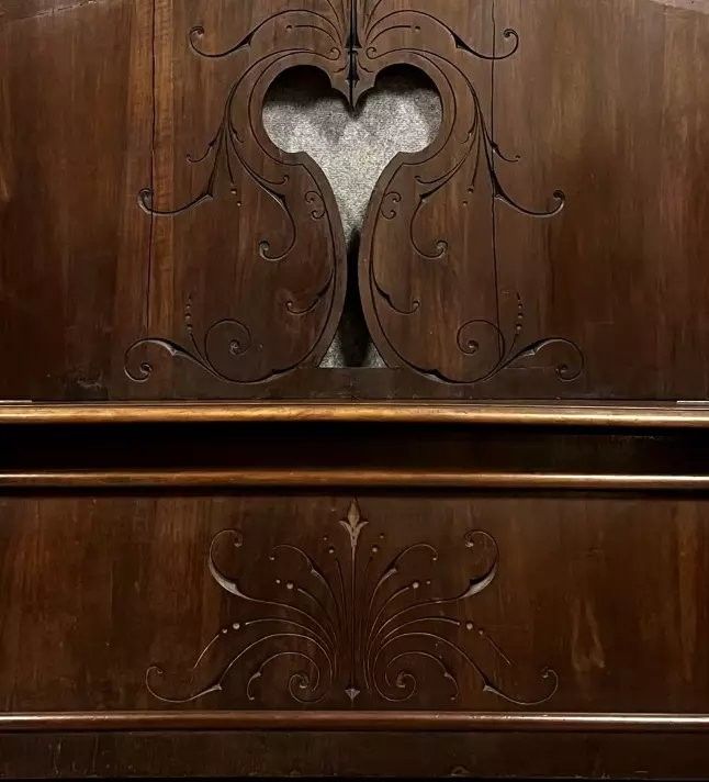 armoire rustique dans le style du 18eme siècle en bois massif