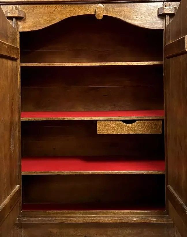 armoire rustique dans le style du 18eme siècle en bois massif