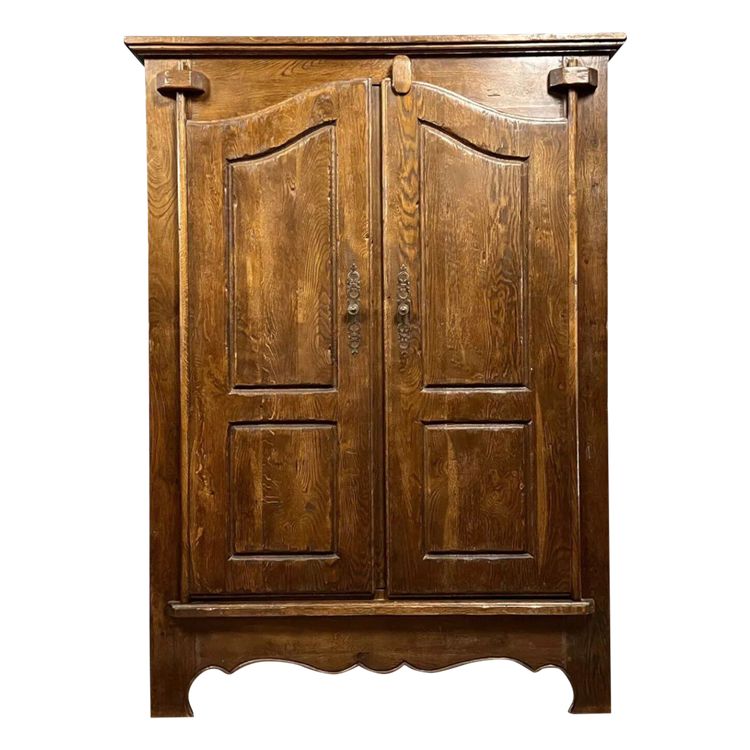 armoire rustique dans le style du 18eme siècle en bois massif