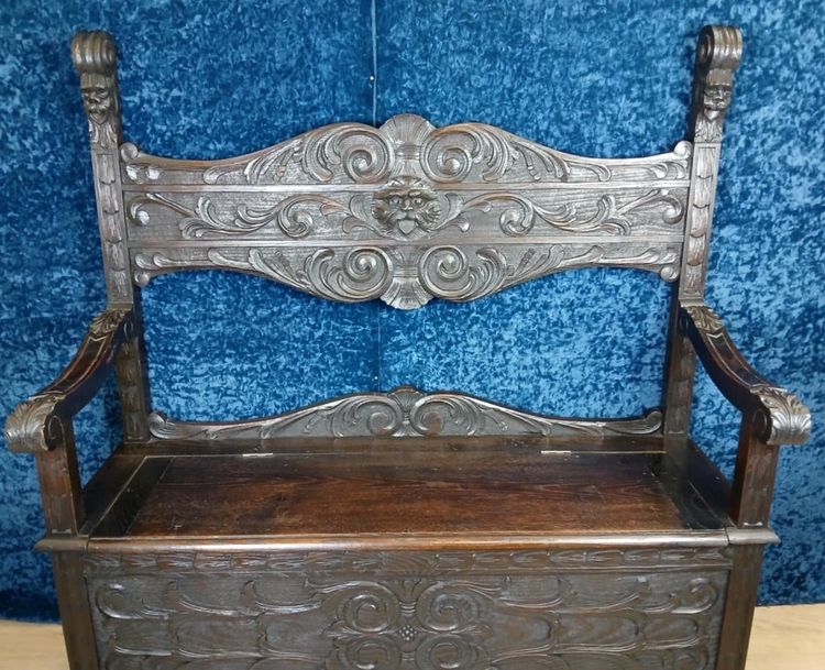 Banc coffre en bois massif style renaissance italienne a décors de masques grimaçant