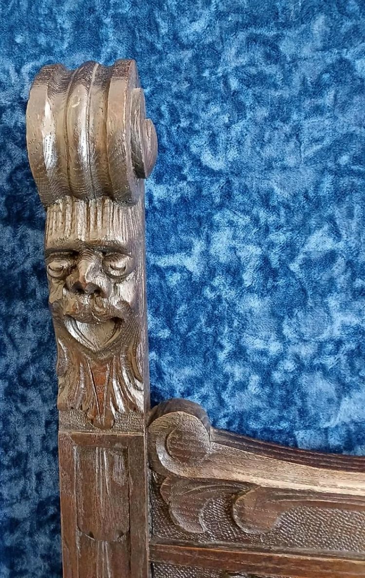 Banc coffre en bois massif style renaissance italienne a décors de masques grimaçant
