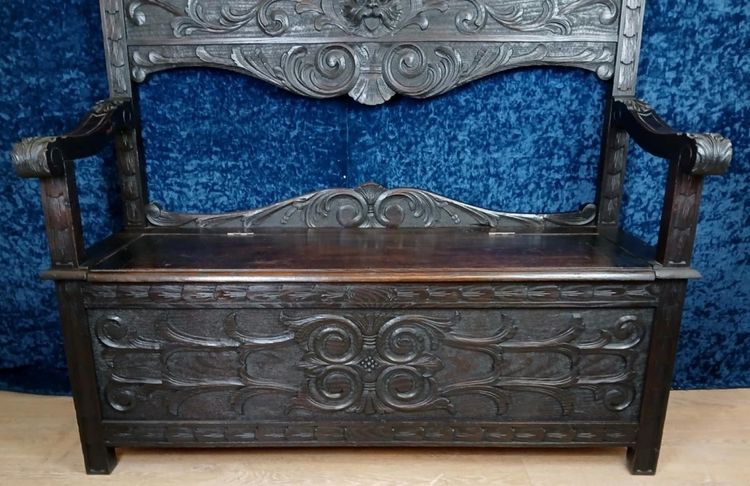 Banc coffre en bois massif style renaissance italienne a décors de masques grimaçant