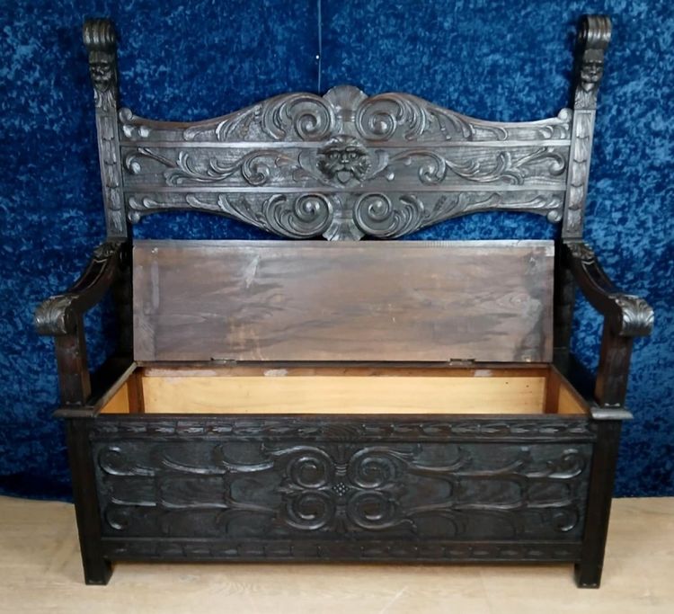 Banc coffre en bois massif style renaissance italienne a décors de masques grimaçant
