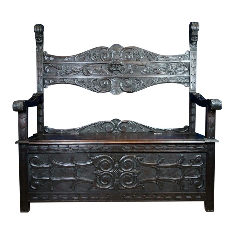 Banc coffre en bois massif style renaissance italienne a décors de masques grimaçant