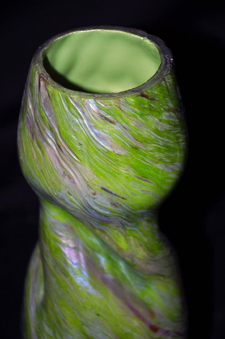 Paire de vases en verre dans le gout Loetz Autriche début XXe siècle