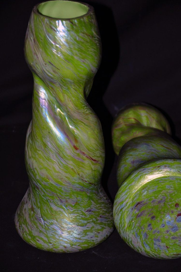 Paire de vases en verre dans le gout Loetz Autriche début XXe siècle