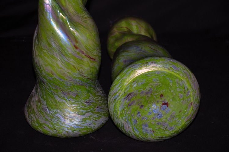 Paire de vases en verre dans le gout Loetz Autriche début XXe siècle