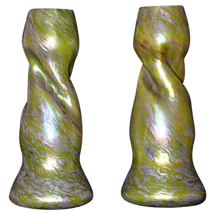 Paire de vases en verre dans le gout Loetz Autriche début XXe siècle