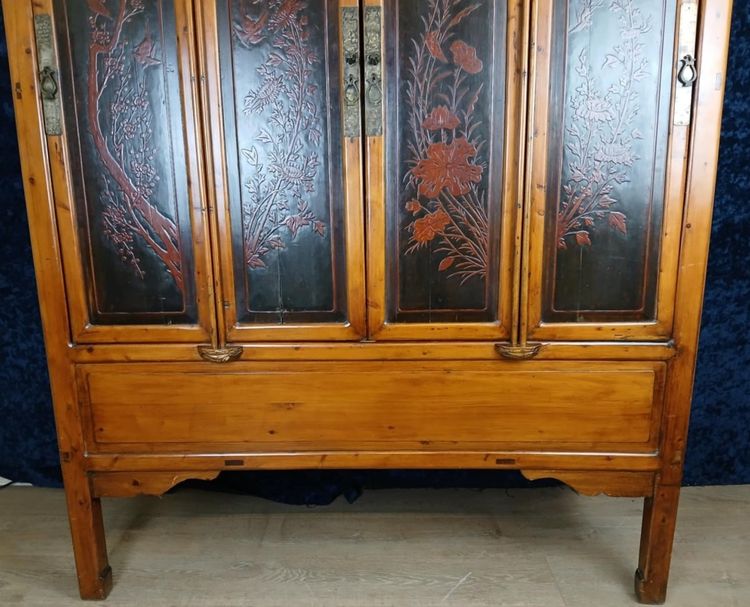 China, early 20th century: large lacquer cabinet with flower decorations