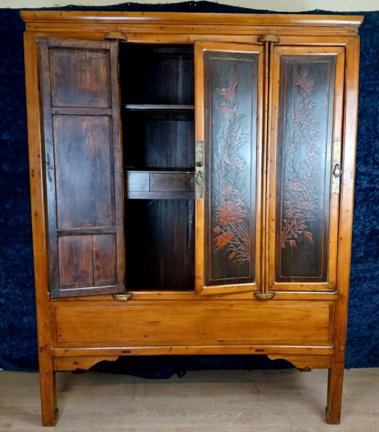 China, early 20th century: large lacquer cabinet with flower decorations
