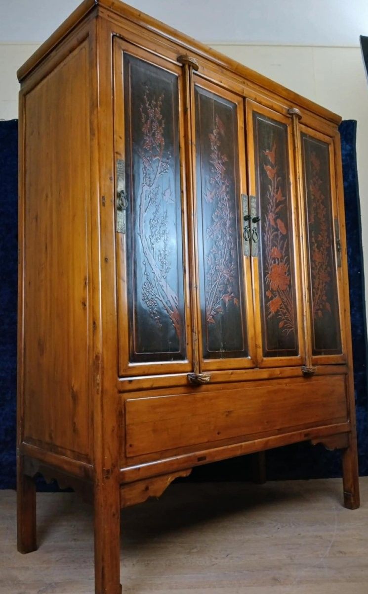China, early 20th century: large lacquer cabinet with flower decorations