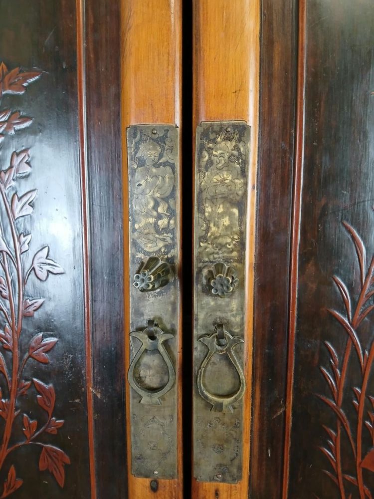 China, early 20th century: large lacquer cabinet with flower decorations