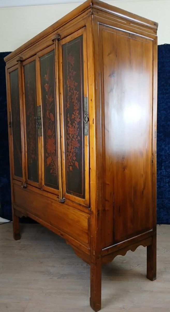 China, early 20th century: large lacquer cabinet with flower decorations