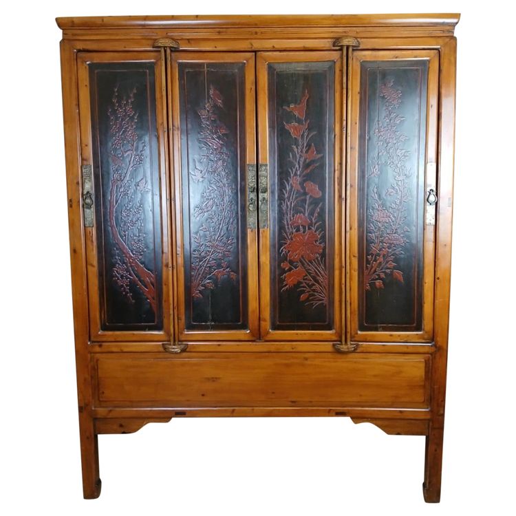 China, early 20th century: large lacquer cabinet with flower decorations