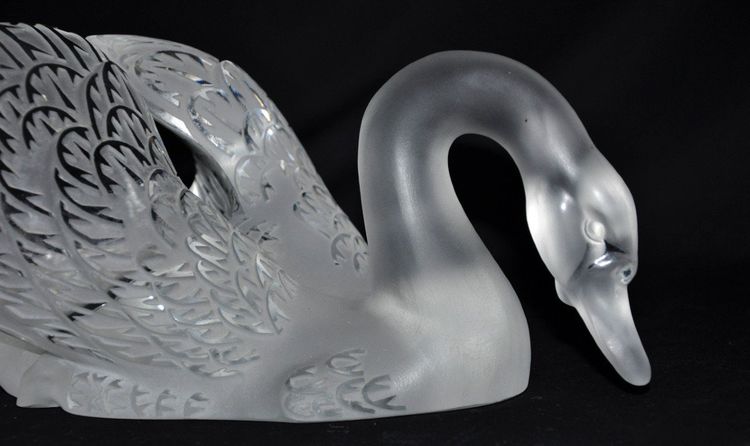 Glass swan signed Lalique circa 1980