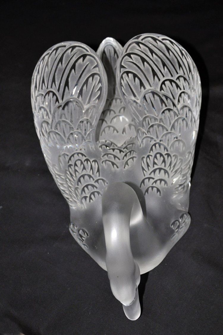 Glass swan signed Lalique circa 1980