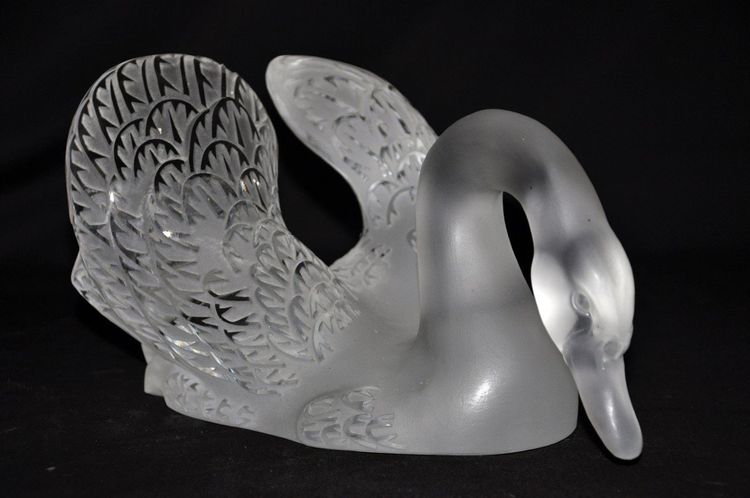 Glass swan signed Lalique circa 1980