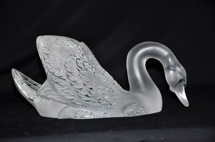 Glass swan signed Lalique circa 1980