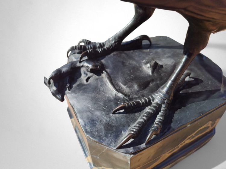 Corvo con preda - Bronzo di Ludwig Vordermayer (1868-1933), Fonte Noack Friedenau, 1909