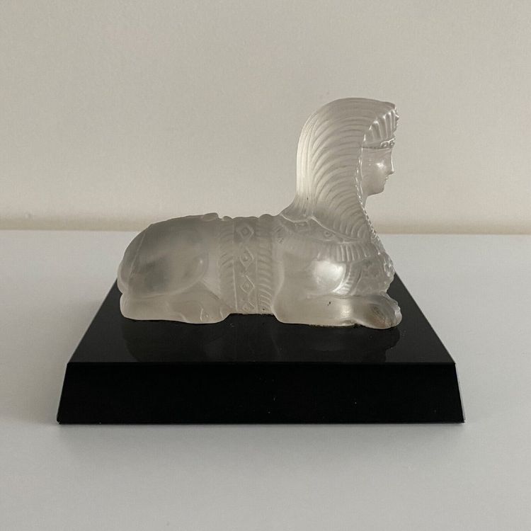 Presse-papier représentant un sphinx en cristal sur socle en verre noir XXe