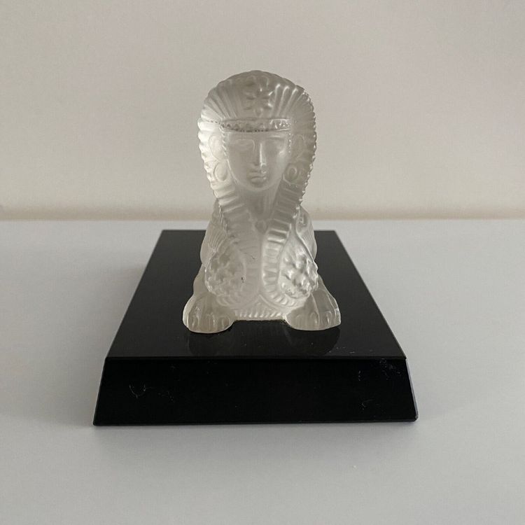 Presse-papier représentant un sphinx en cristal sur socle en verre noir XXe