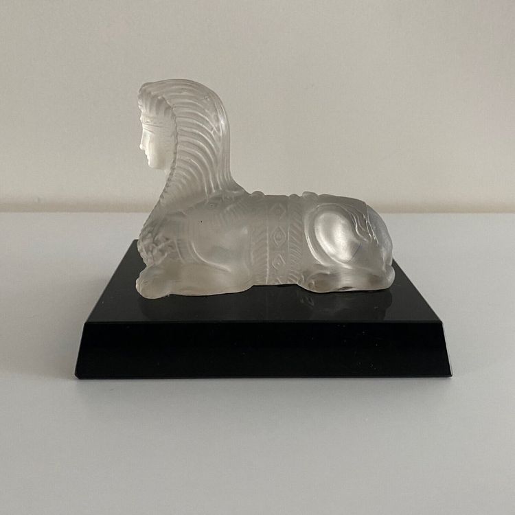 Presse-papier représentant un sphinx en cristal sur socle en verre noir XXe