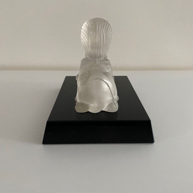 Presse-papier représentant un sphinx en cristal sur socle en verre noir XXe