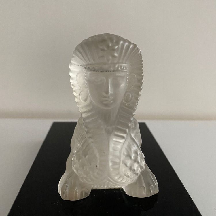 Presse-papier représentant un sphinx en cristal sur socle en verre noir XXe