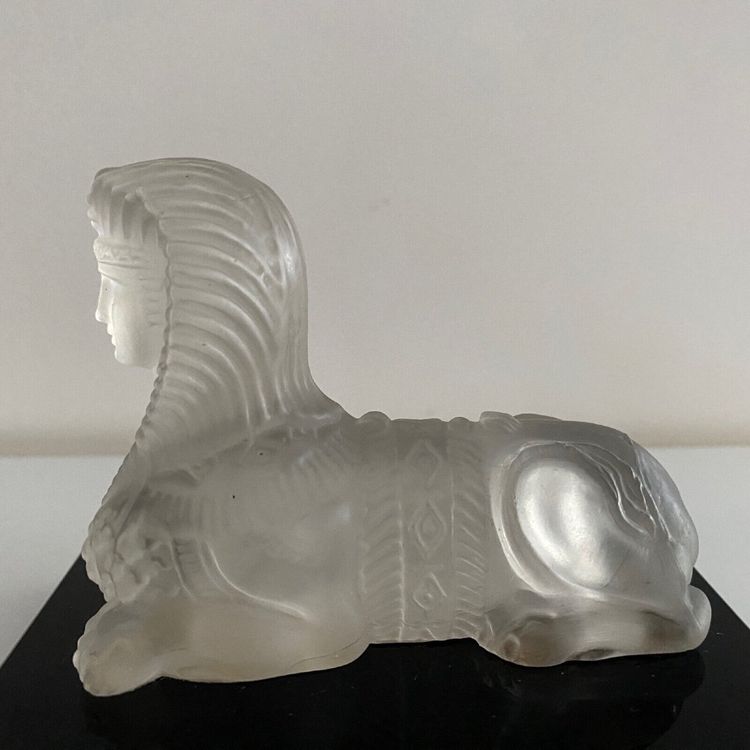 Presse-papier représentant un sphinx en cristal sur socle en verre noir XXe