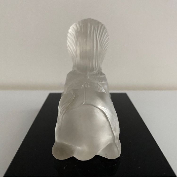 Presse-papier représentant un sphinx en cristal sur socle en verre noir XXe