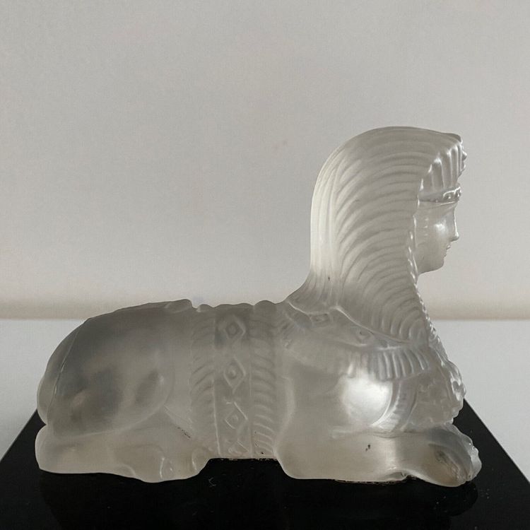 Presse-papier représentant un sphinx en cristal sur socle en verre noir XXe