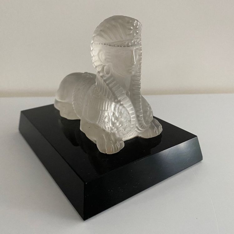 Presse-papier représentant un sphinx en cristal sur socle en verre noir XXe