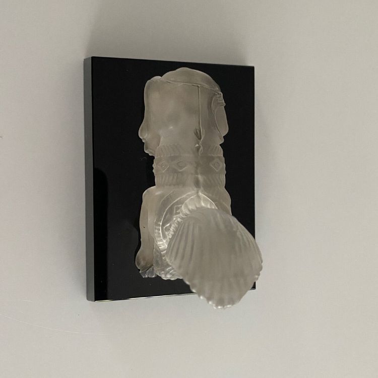 Presse-papier représentant un sphinx en cristal sur socle en verre noir XXe