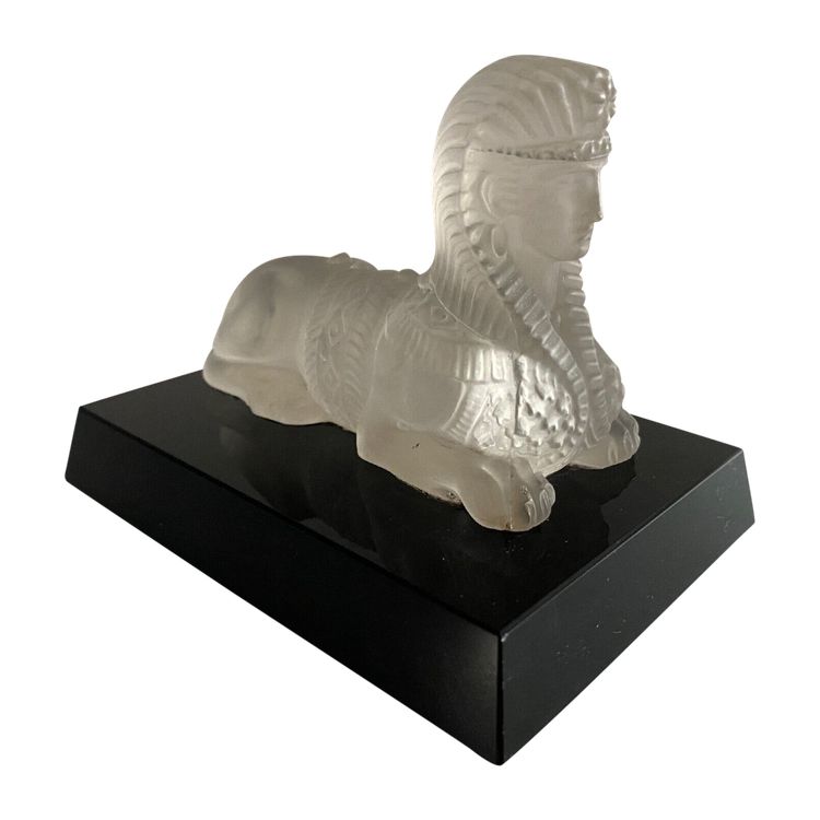 Presse-papier représentant un sphinx en cristal sur socle en verre noir XXe