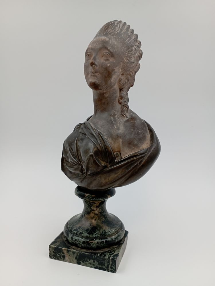 Scultura in terracotta di Madame du Barry del XVIII secolo attribuita a Pajou