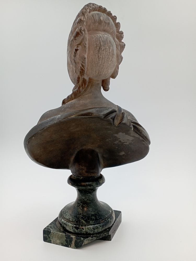 Scultura in terracotta di Madame du Barry del XVIII secolo attribuita a Pajou