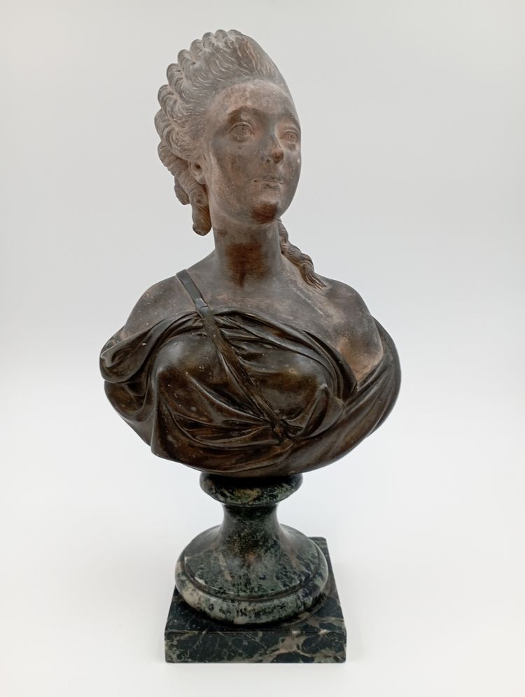 Scultura in terracotta di Madame du Barry del XVIII secolo attribuita a Pajou
