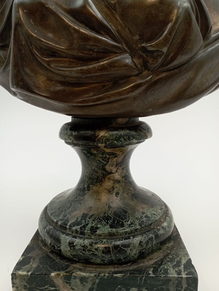 Scultura in terracotta di Madame du Barry del XVIII secolo attribuita a Pajou