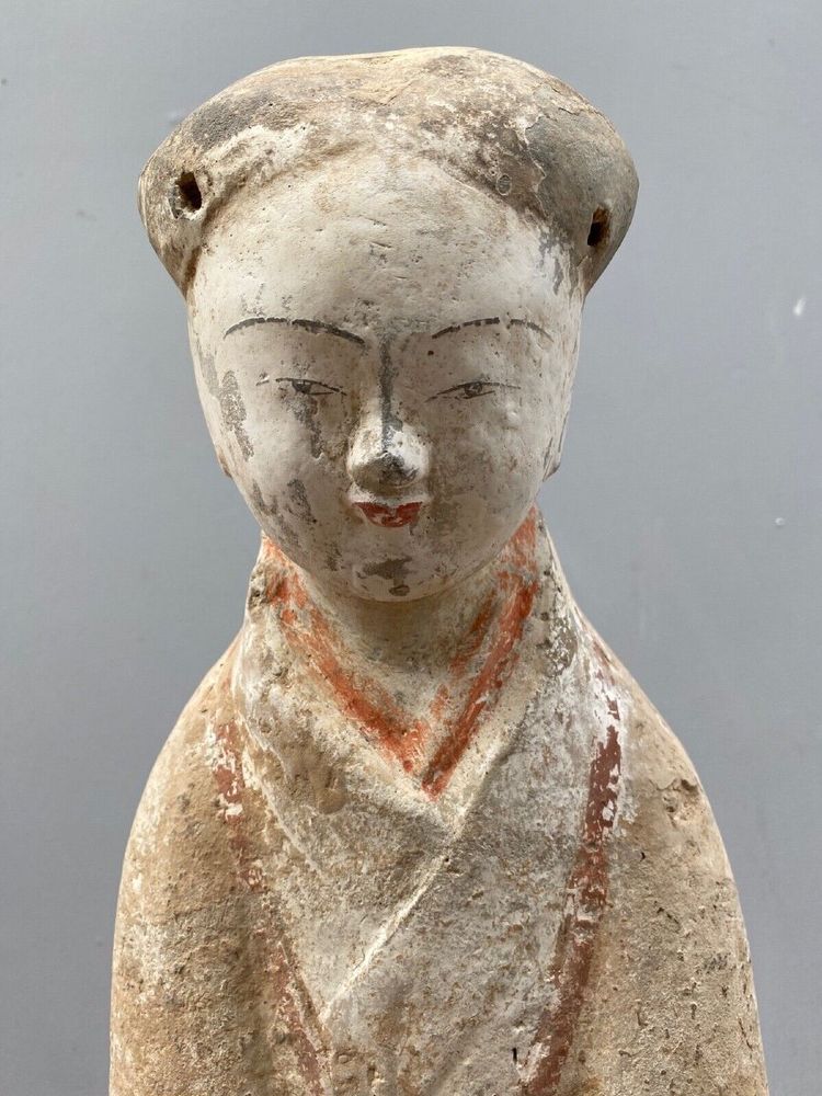 Chinese kneeling court lady in grey terracotta