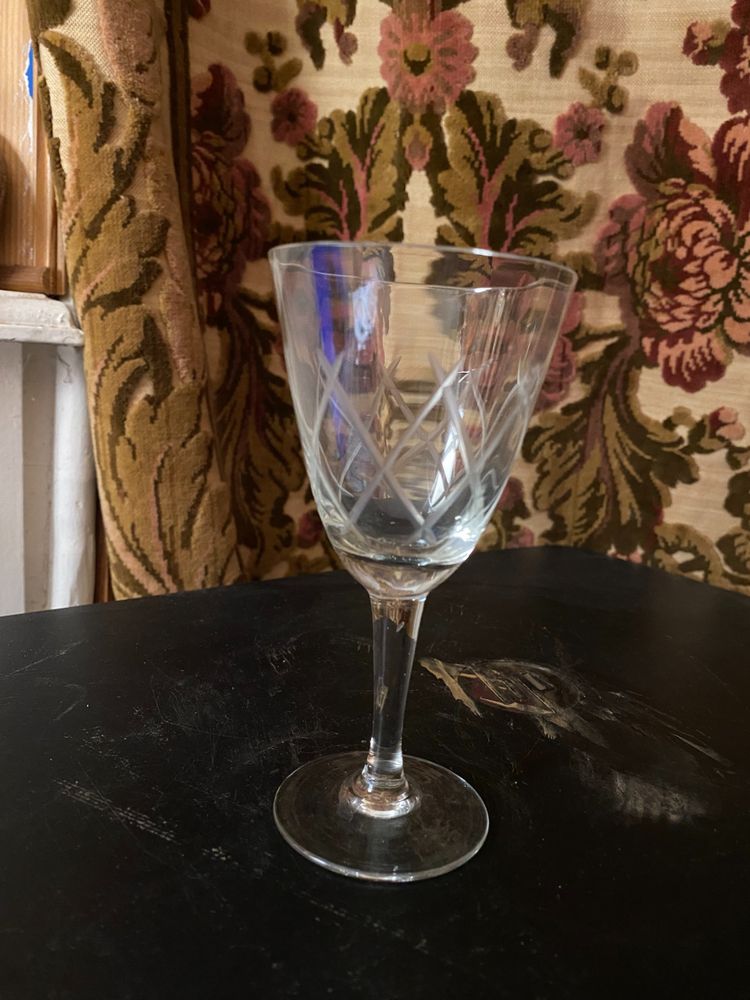 Set of 38 glasses and a carafe with stopper in fine crystal cut with diamond motifs, "50s" Years
