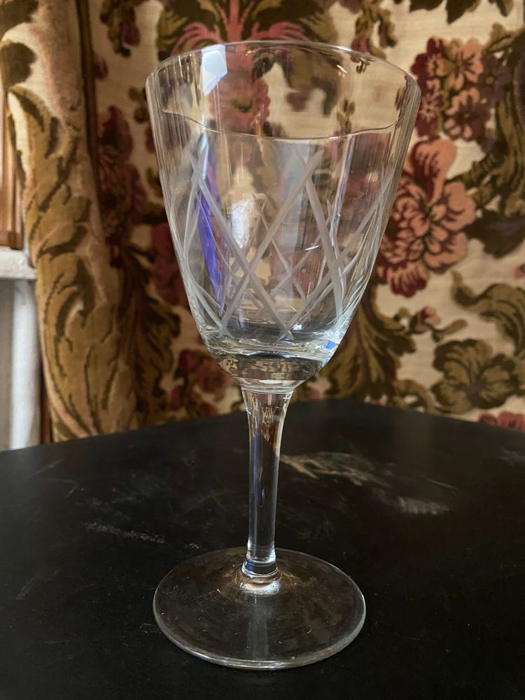 Set of 38 glasses and a carafe with stopper in fine crystal cut with diamond motifs, "50s" Years