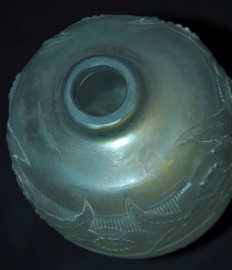 Vase en cristal signé Sabino moulé dépoli décor floral circa 1930