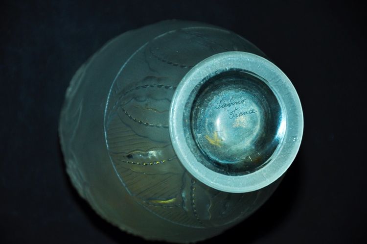 Vase en cristal signé Sabino moulé dépoli décor floral circa 1930
